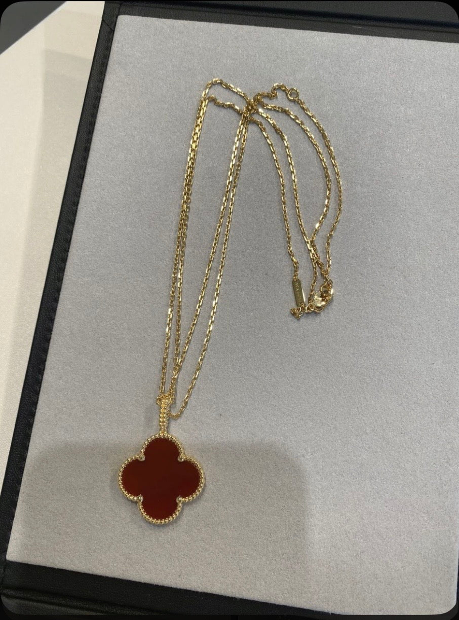 Magic Alhambra long necklace, 1 motif
18K yellow gold plated