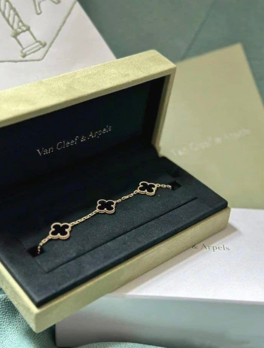 Vintage Alhambra bracelet, 5 motifs
18K rose gold, Onyx